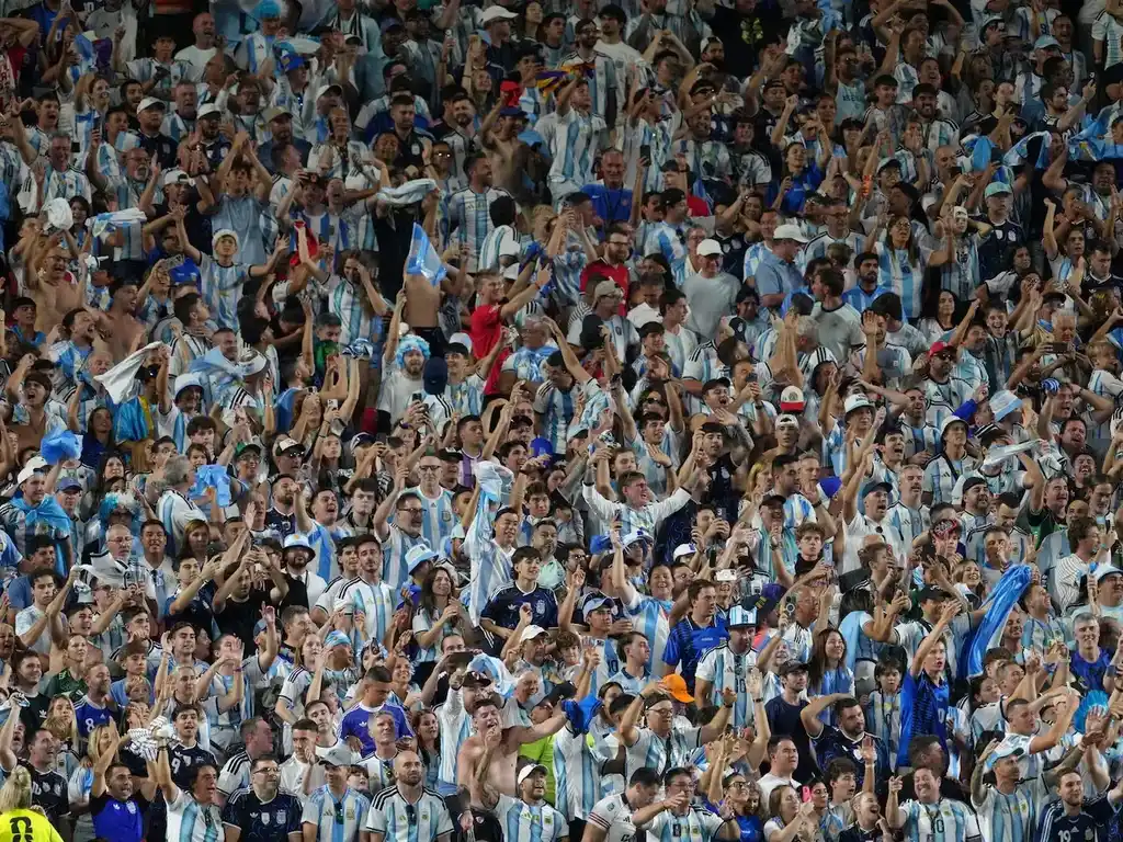 La euforia y el derrumbe: cuando el abrazo colectivo por un gol disfraza la desolación