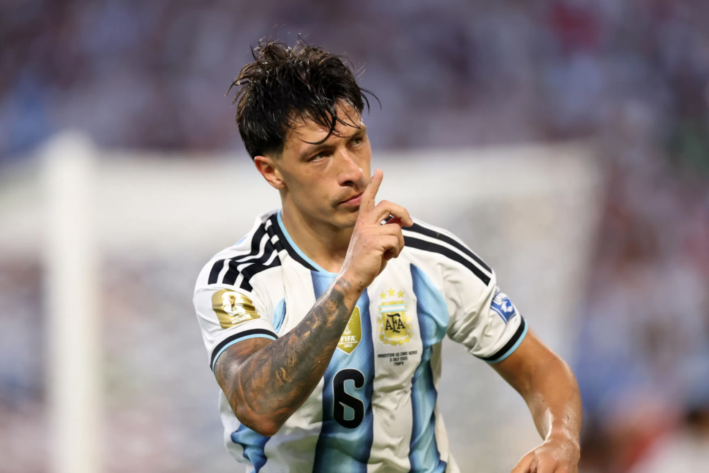 Entre el recambio ausente y el desgaste de sus figuras, el equipo de Scaloni sufrió ante un durísimo Cabo Verde. Argentina sacó adelante un 3-2 agónico en el suplementario gracias a la mística de sus centrales y al hambre intacta de Messi, aunque el juego dejó más dudas y temores que certezas.
