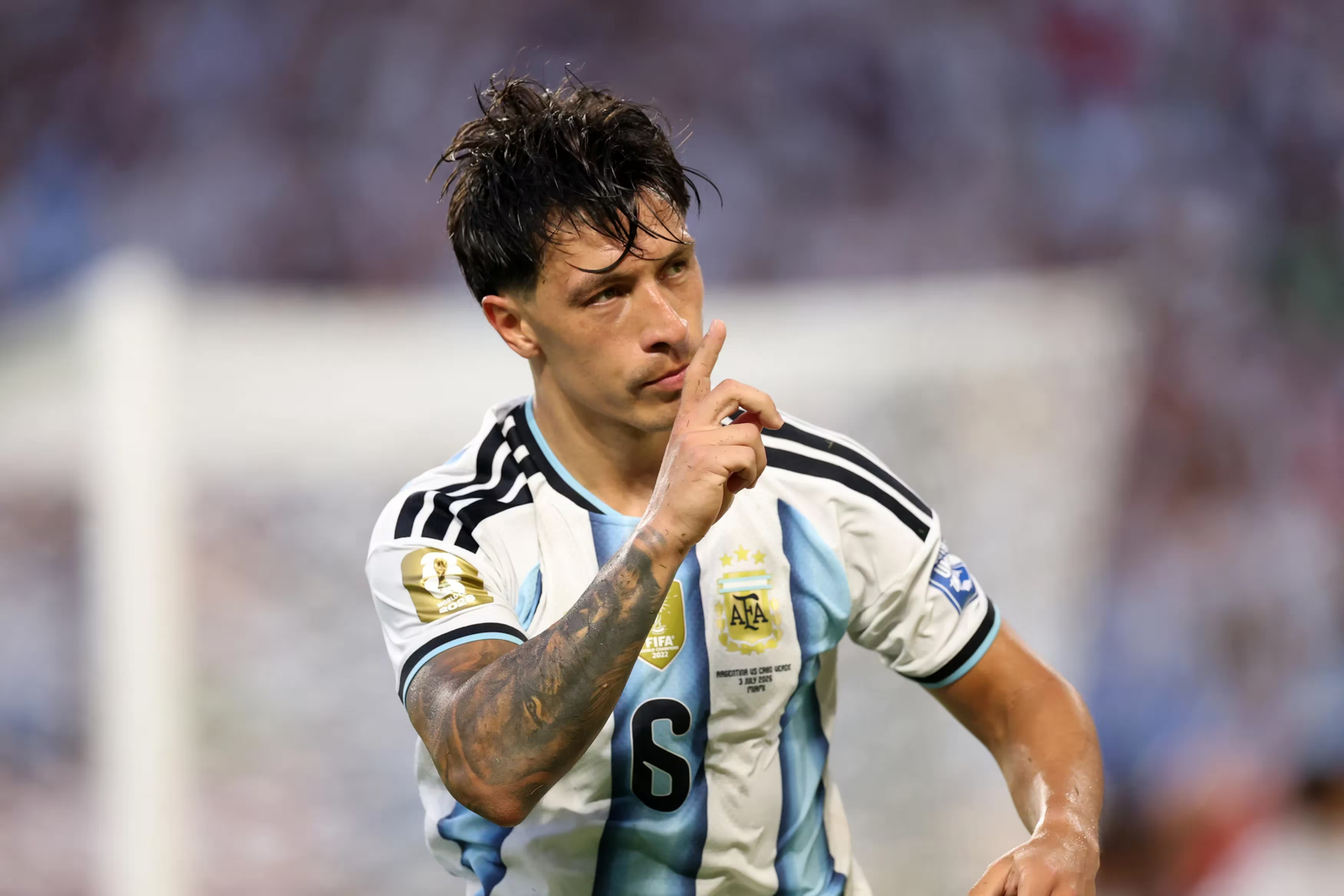 Entre el recambio ausente y el desgaste de sus figuras, el equipo de Scaloni sufrió ante un durísimo Cabo Verde. Argentina sacó adelante un 3-2 agónico en el suplementario gracias a la mística de sus centrales y al hambre intacta de Messi, aunque el juego dejó más dudas y temores que certezas.
