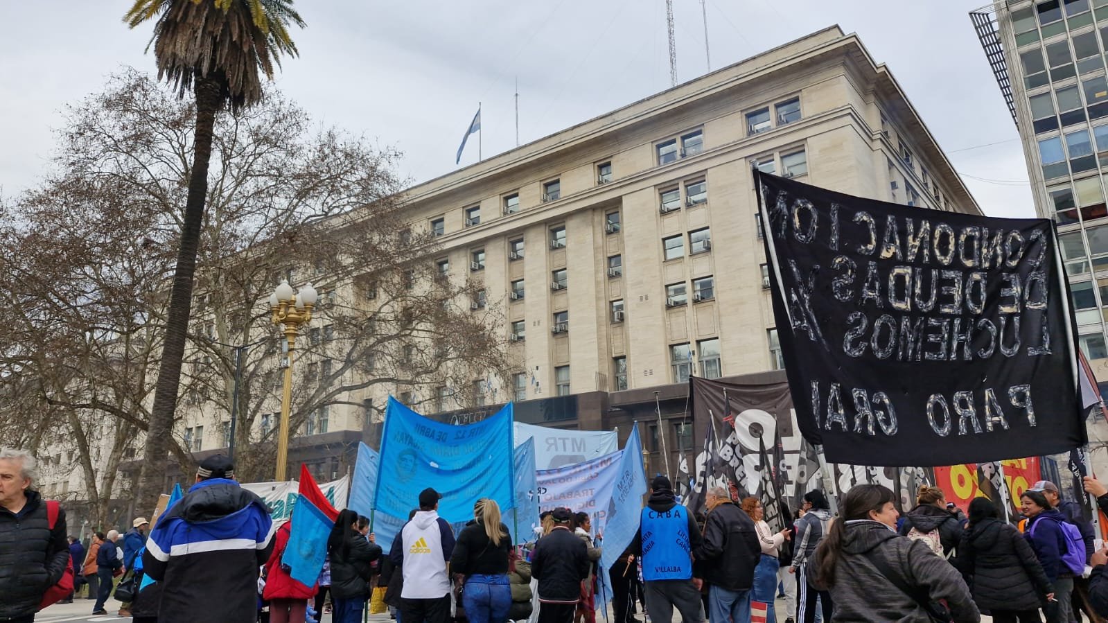 «Galperin usurero, Milei cómplice»: marcha a Economía contra la usura de las billeteras virtuales