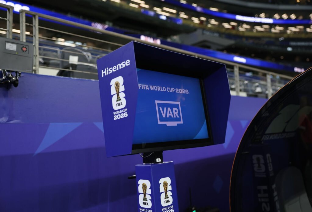Esta pantalla Hisense es el monitor oficial del VAR utilizado para revisar jugadas en la Copa Mundial de la FIFA 2026™.