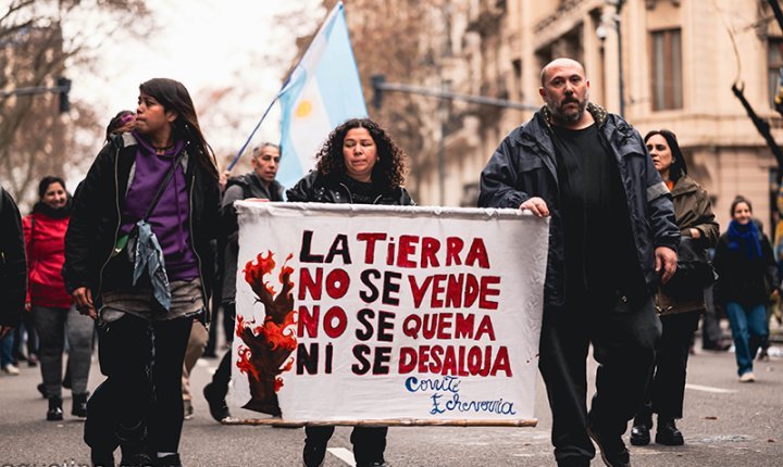 La calle, el límite del ajuste y la visita de León XIV