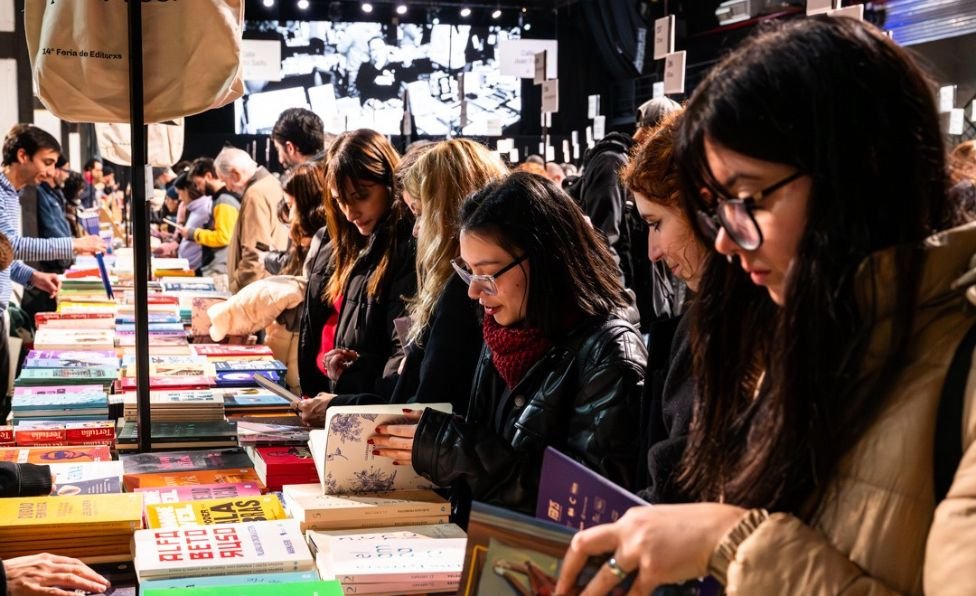 “Si nos soltamos las manos, nos pasan por encima»: los sellos independientes resisten en la Feria de Editores