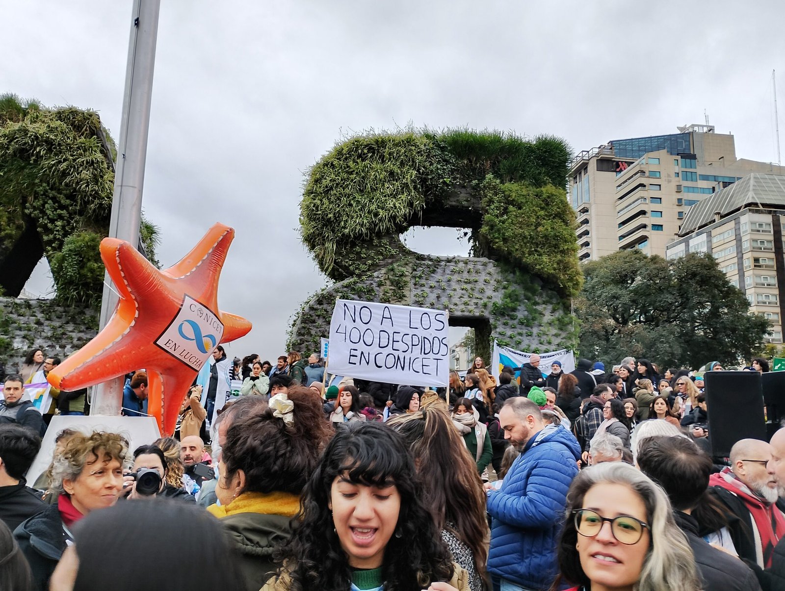 Camisetas celestes y blancas y guardapolvos de luto: jornada federal contra el cientificidio