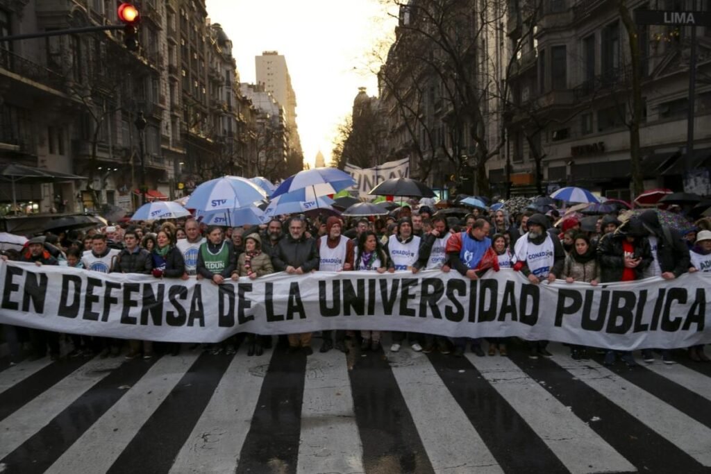 Paro universitario en reclamo de mejoras salariales