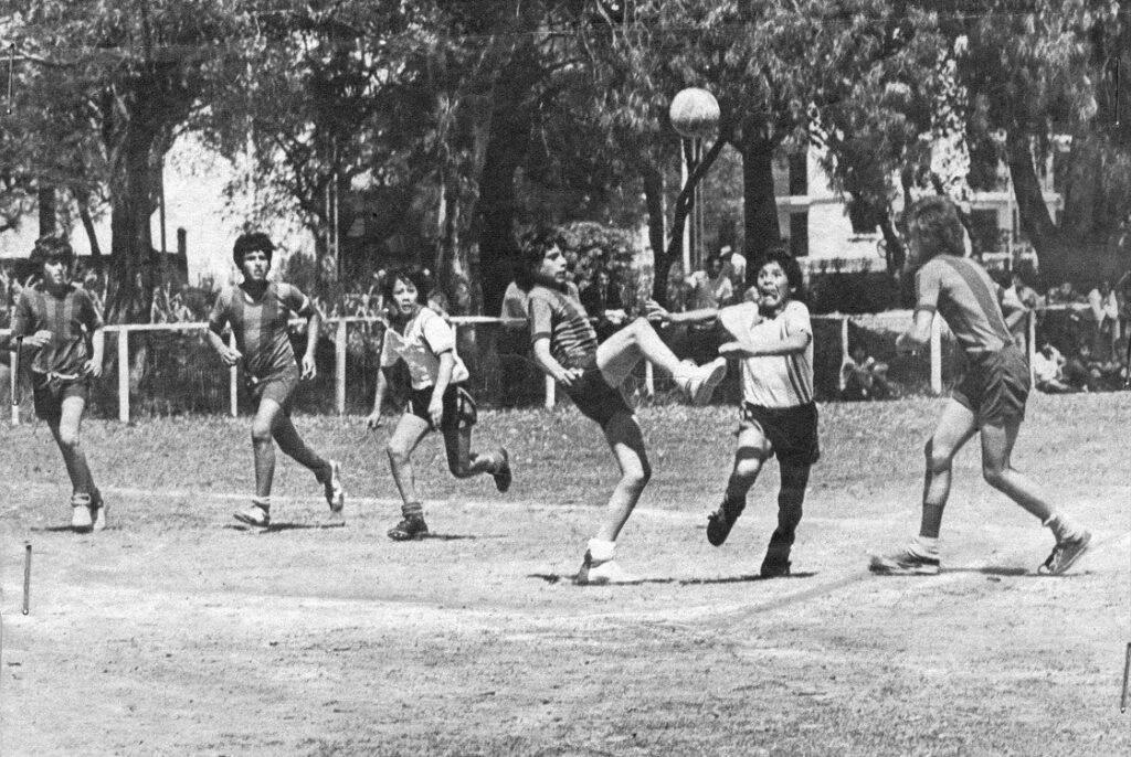 Entre clubes y pantallas: ¿dónde quedó el juego salvaje del potrero?