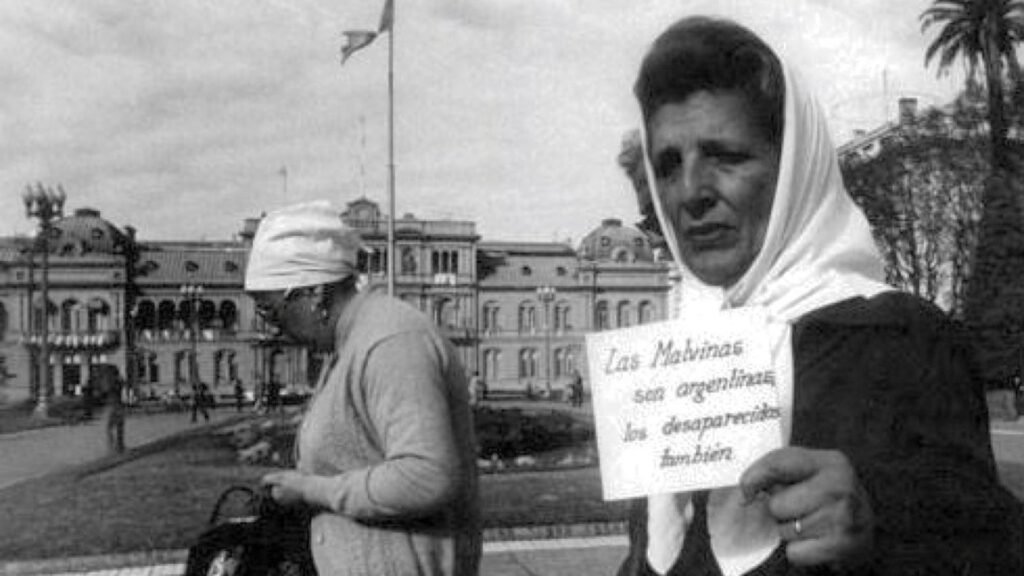 Malvinas, la pancarta de Delia y la trampa de “los argentinos de bien”