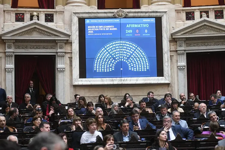La Cámara de Diputados aprobó los emplazamientos a comisiones con fecha de dictamen para la prórroga de la emergencia en discapacidad y  los proyectos de alivio a los hogares endeudados. La oposición impuso la agenda luego de garantizar el quórum y forzó al oficialismo a votar a favor de un cronograma que fija las decisiones clave para fines de septiembre.
