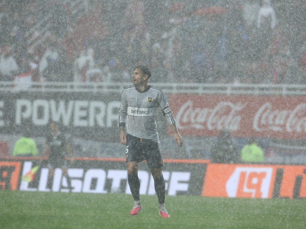 Paredes da cátedra bajo la lluvia y River es un equipo de mandíbula débil