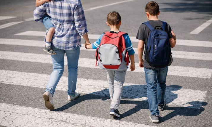 Por encima de la inflación: criar a un hijo cuesta hasta $713.000 por mes según el INDEC