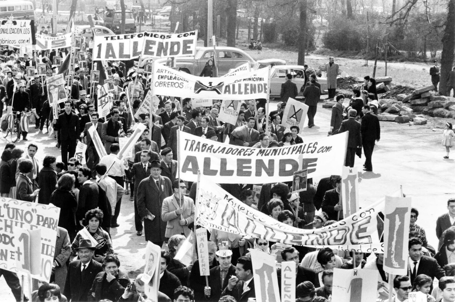 La imagen muestra una masiva marcha de simpatizantes de Salvador Allende en las calles de Santiago, Chile, el 5 de septiembre de 1964. [1] (https://es.wikipedia.org/wiki/Archivo:Allende_supporters.jpg)