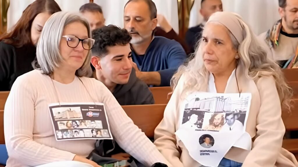 Familiares de trabajadores desaparecidos de la empresa Molinos Río de La Plata en su planta de Avellaneda