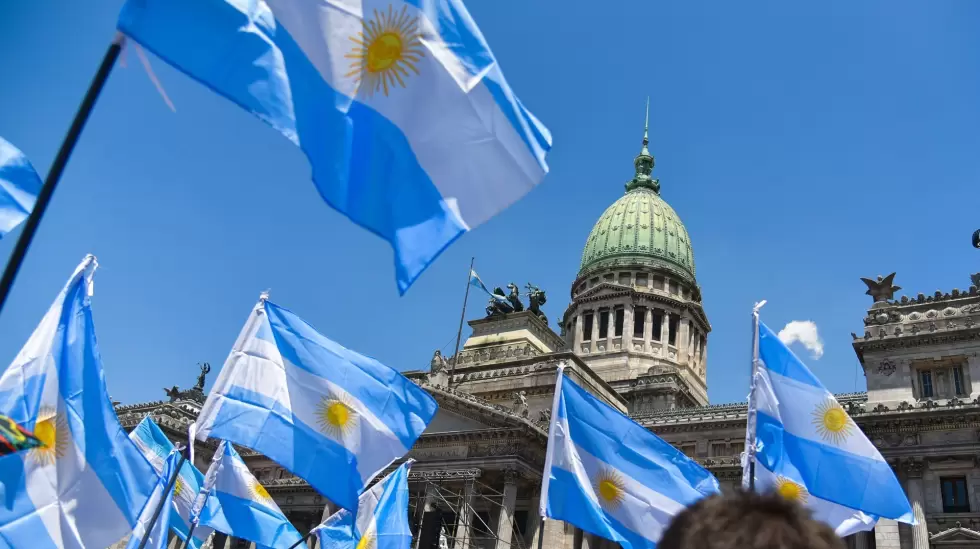La democracia acorralada: libertad bajo amenaza, alerta social y un mapa político al límite