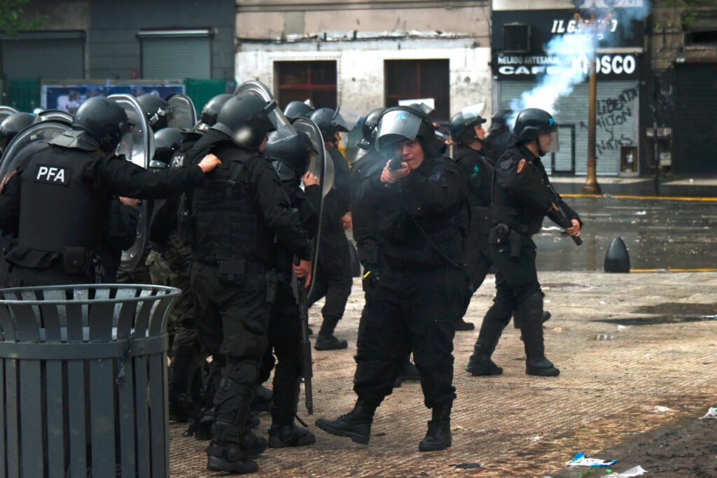 Represión frente al Congreso: violencia estatal, ataques a la prensa y un cerco a la protesta social