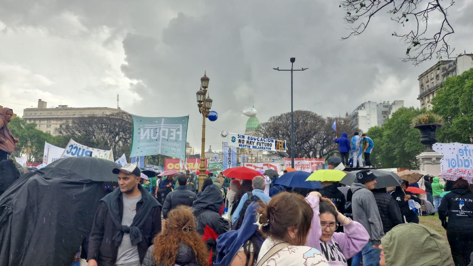 «La universidad no es el problema, es la solución»: Masiva marcha contra la asfixia presupuestaria