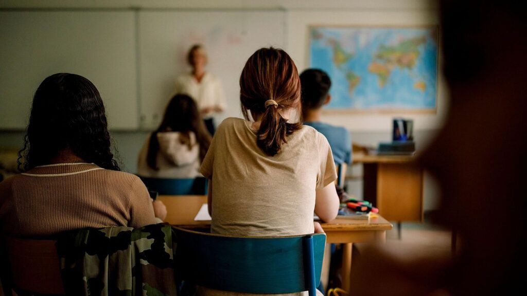Nos siguen pegando abajo: la escuela como trinchera de la crisis social