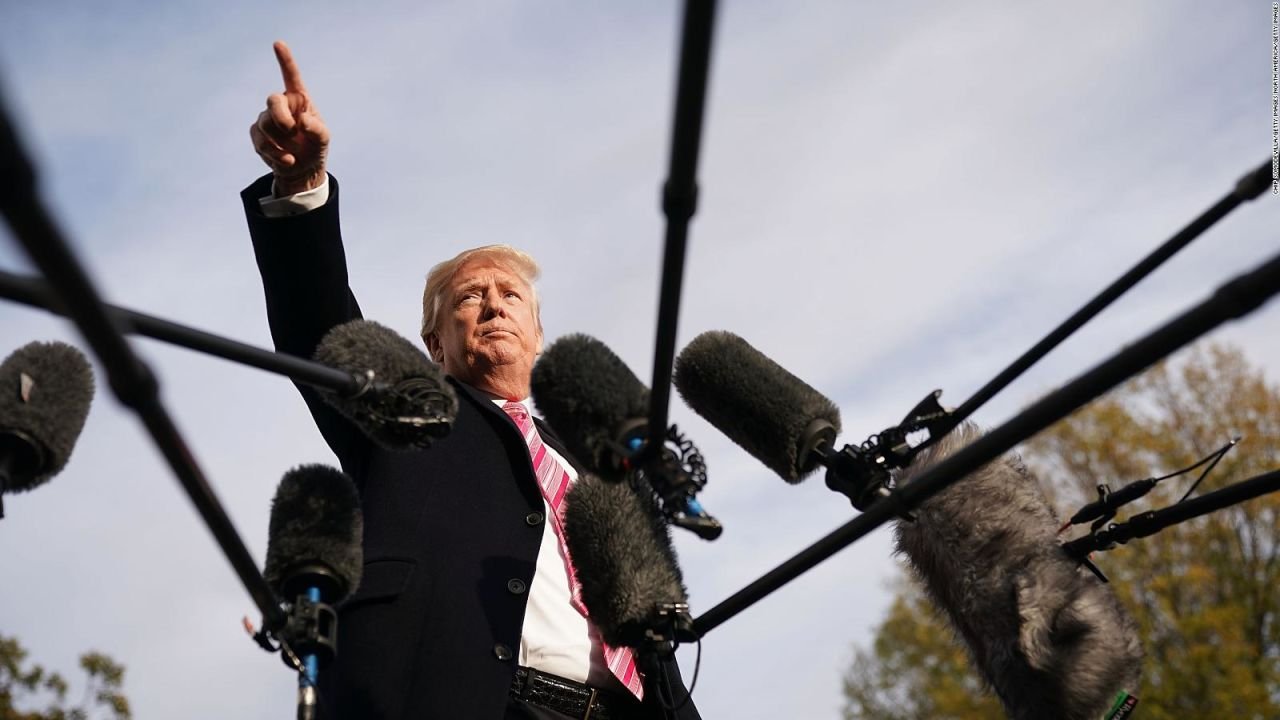 Demanda a Trump por el derecho a la información