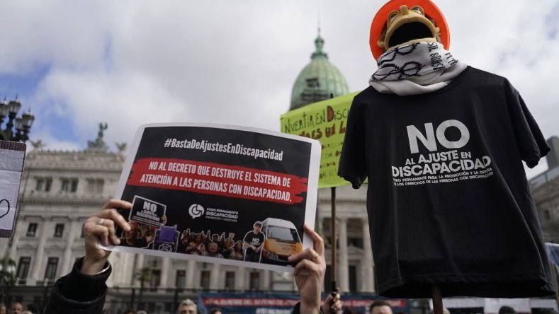 La imagen muestra una manifestación frente al Congreso de la Nación en Buenos Aires, donde familiares, organizaciones y prestadores protestan contra los recortes y reclaman la vigencia de la Ley de Emergencia en Discapacidad. [1] (https://aiepesa.org.ar/2025/08/05/el-veto-a-la-ley-de-emergencia-en-discapacidad-no-es-austeridad-es-abandono/), [2] (https://www.facebook.com/AIEPEsA/posts/la-emergencia-en-discapacidad-contin%C3%BAa-y-el-congreso-tiene-una-responsabilidadde/1486312480209816/)