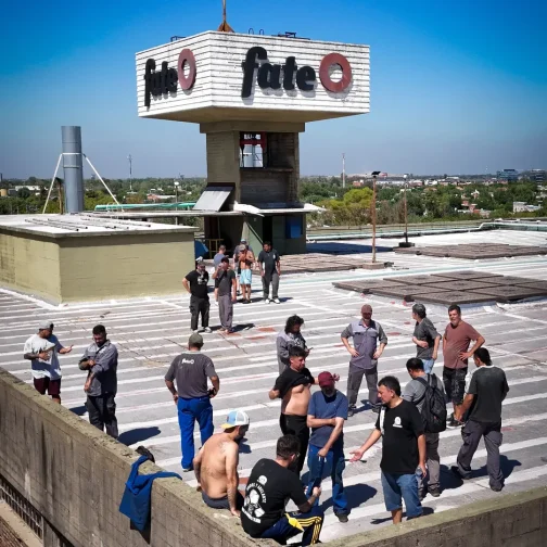La “gente que despierta”: Luca Prodan, la terraza de FATE, el paro y la otra argentinidad