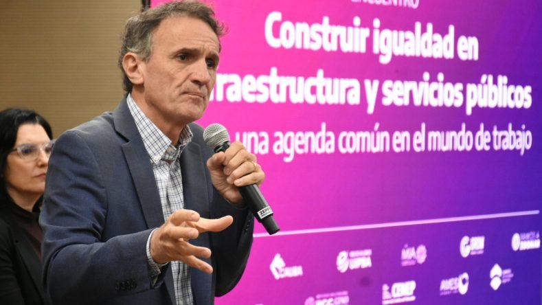 El ministro de Infraestructura y Servicios Públicos de la provincia de Buenos Aires Gabriel Katopodis opina sobre el plan económico del gobierno, señala los graves costos de la propuesta mileista y subraya que para la Argentina otra estrategia es posible.