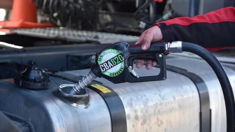 Esta imagen muestra el reabastecimiento de combustible con CBAB20, un biocombustible especial (20% biodiesel) impulsado por el gobierno de Córdoba, Argentina.
