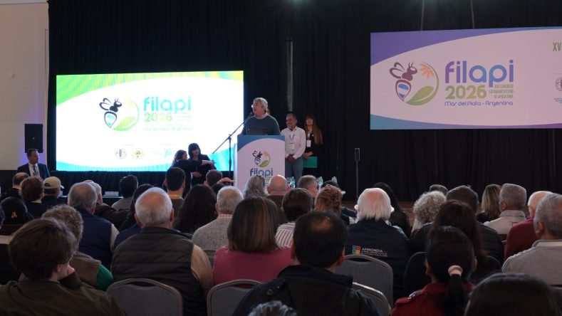 La imagen muestra una conferencia o acto de apertura en el XVII Congreso Latinoamericano de Apicultura (FILAPI 2026), realizado en Mar del Plata, Argentina, del 31 de agosto al 6 de septiembre de 2026. [1] (https://www.gba.gob.ar/desarrollo_agrario/Noticias/javier_rodr%C3%ADguez_encabez%C3%B3_la_apertura_de_filapi_2026), [2] (https://dib.com.ar/economia/filapi-2026-mar-del-plata-sede-del-xvii-congreso-latinoamericano-apicultura-n55401)