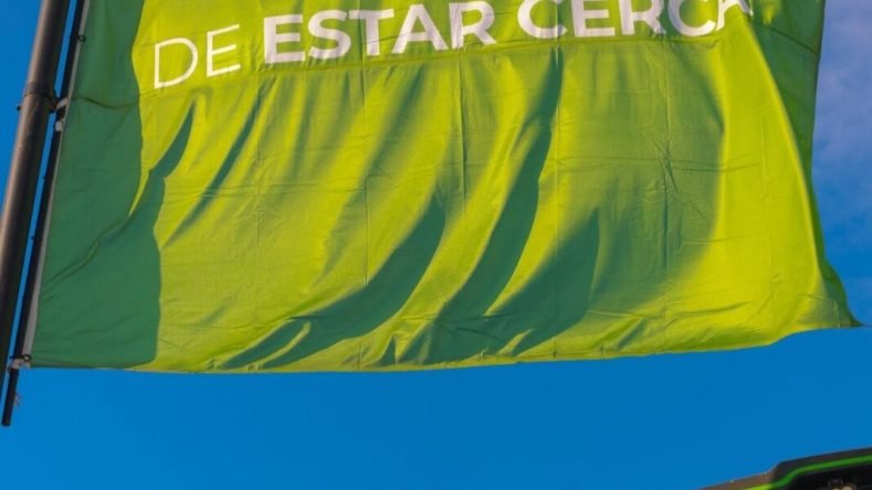 Esta imagen muestra una bandera verde de la empresa Metalfor, conocida por fabricar maquinaria agrícola como pulverizadoras y tractores.