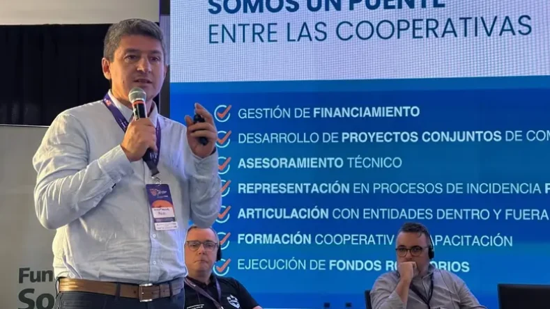 La persona que aparece hablando en la imagen con un micrófono es Juan Manuel Rossi, presidente de la Federación de Cooperativas Federadas (FECOFE).