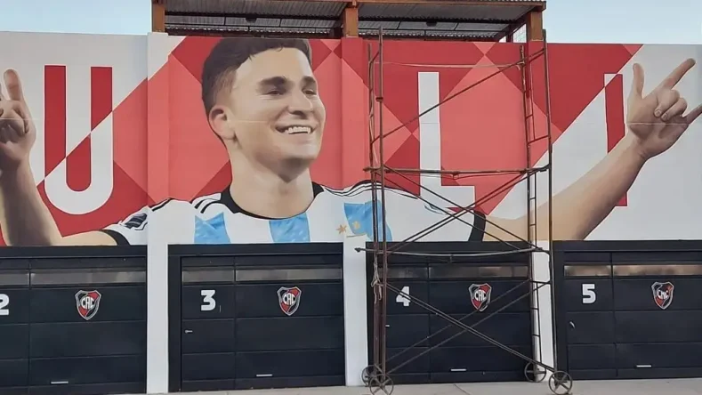 Este imponente mural de Julián Álvarez, creado por el artista Gabriel Griffa, se encuentra en el Club Atlético Calchín de Córdoba, lugar donde el futbolista dio sus primeros pasos.