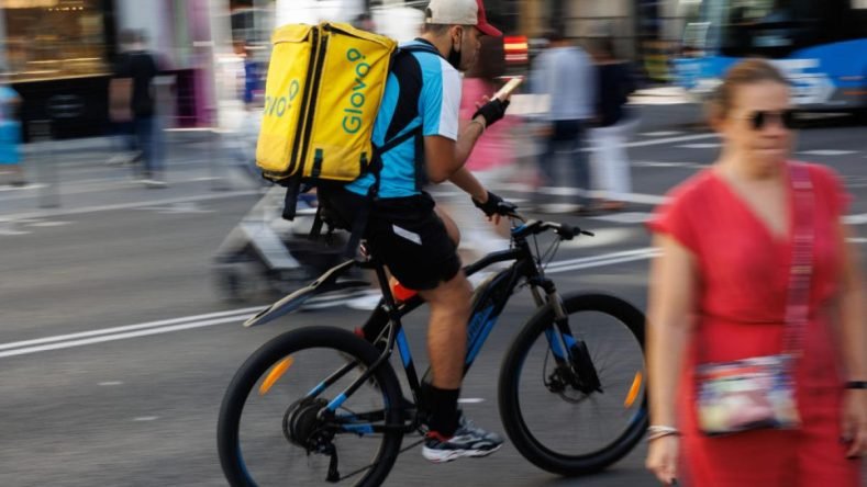 Glovo es una plataforma de reparto a domicilio que utiliza trabajadores en bicicleta o motocicleta para entregar pedidos.