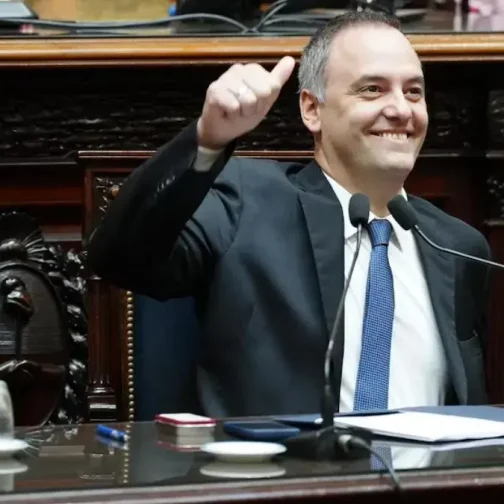 La gestión de Javier Milei enfrenta su mayor crisis ante las revelaciones del crecimiento patrimonial del jefe de gabinete. Con pedidos de detención y pruebas de gastos millonarios en dólares —incluyendo reformas de lujo en su vivienda—, la narrativa de austeridad oficial se desmorona. El avance judicial deja a Adorni al borde de la cornisa y jaquea la “moral” del gobierno.
