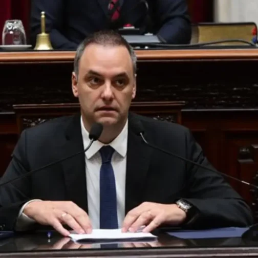 Adorni expuso un guion ante los diputados y Milei se llevó la marca de sus escándalos