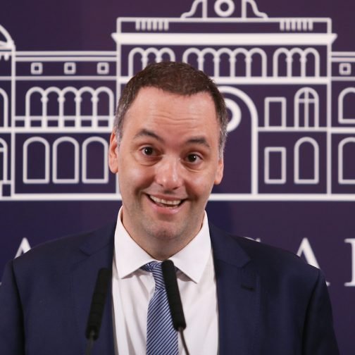 Entre el “deslome” de Adorni y la guerra de Trump