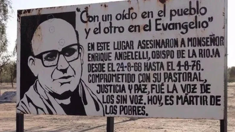 Este cartel conmemora a Monseñor Enrique Angelelli, el obispo de La Rioja conocido por su compromiso con los pobres, quien fue asesinado el 4 de agosto de 1976 durante la última dictadura cívico-militar en Argentina.
