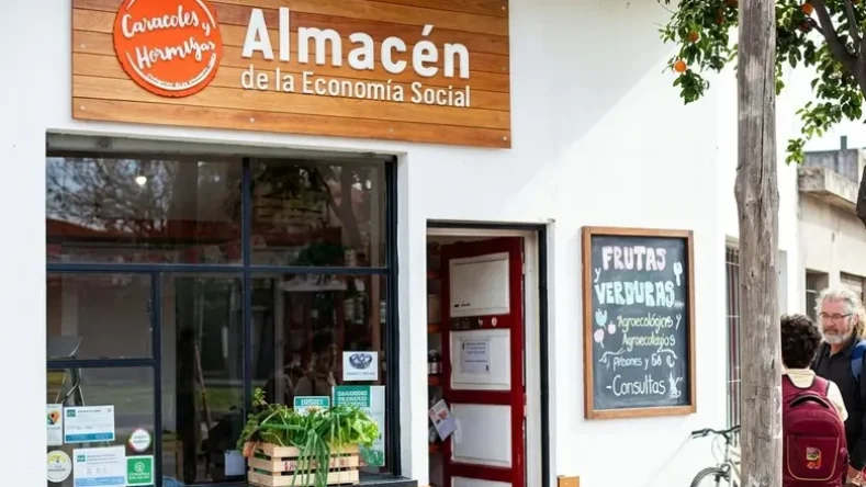 El local seleccionado en la imagen corresponde a Caracoles y Hormigas - Almacén de la Economía Social, una reconocida cooperativa de trabajo argentina dedicada a la comercialización de alimentos agroecológicos, cooperativos y de la economía popular.