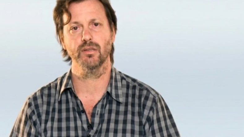 La persona de la imagen se identifica con el docente y referente en economía social Sergio Dumrauf, vinculado a actividades académicas y territoriales de la Universidad Nacional de La Plata (UNLP) y del INTA. [1] (https://ansol.com.ar/entrevista/sergio-dumrauf/), [2] (https://www.youtube.com/watch?v=qSf1IB9JDno), [3] (https://www.vertices.com.ar/d/contenidos/sergio-dumrauf-sostener-las-cooperativas-para-construir-el-dia-despues-1238/), [4] (https://politicaymedios.com.ar/nota/8628/sin-politicas-publicas-la-agricultura-familiar-tiende-a-desaparecer/)