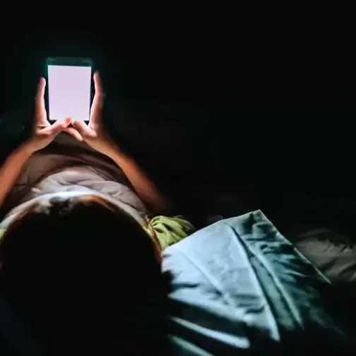 Conectados y aislados: la paradoja digital