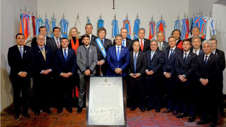 Argentina Javier Milei y 18 gobernadores firman el Pacto de Mayo 2024
