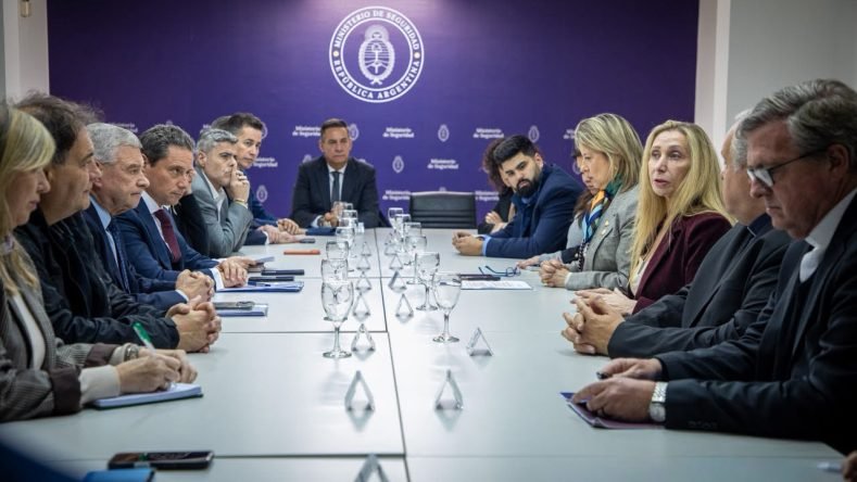 Asueto por visita papal reunión