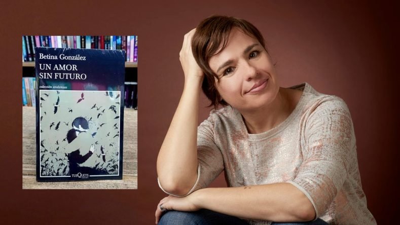 La persona de la imagen es la escritora argentina Betina González, quien aparece junto a la portada de su novela Un amor sin futuro, publicada por Tusquets Editores.