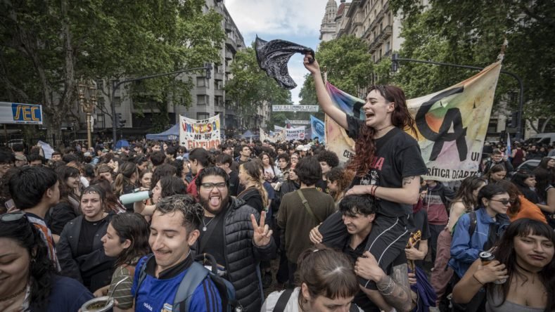 La imagen muestra una masiva movilización popular en Buenos Aires, Argentina, en el marco de las marchas en defensa de la educación pública y el presupuesto universitario (como la Marcha Federal Universitaria) frente al Congreso de la Nación.
