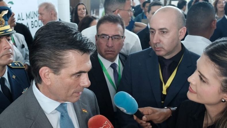 Esta imagen parece mostrar al presidente boliviano Rodrigo Paz junto al consultor y estratega político argentino Fernando Cerimedo (de lentes, en el centro detrás) durante un evento o viaje oficial. [1] (https://www.infobae.com/america/america-latina/2026/08/22/de-hacer-estudios-de-mercado-a-moverse-en-el-nucleo-del-poder-la-ruta-de-fernando-cerimedo-en-bolivia/), [2] (https://www.infobae.com/america/america-latina/2026/08/27/rodrigo-paz-nego-que-fernando-cerimedo-fuera-su-asesor-y-afirmo-que-nunca-tuvo-autorizacion-para-representar-al-gobierno-de-bolivia/)