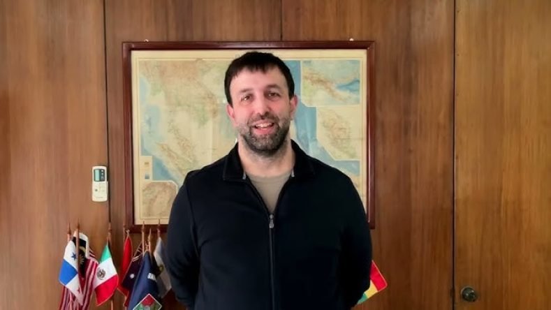 Esta imagen muestra al doctor en Ciencia Política y Estudios Internacionales Bruno Dalponte, especialista en seguridad internacional y profesor e investigador académico.