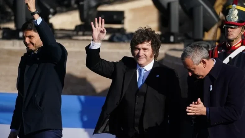 Esta imagen muestra al Presidente de Argentina, Javier Milei, durante el acto del Día de la Bandera en Rosario el 20 de junio de 2026.