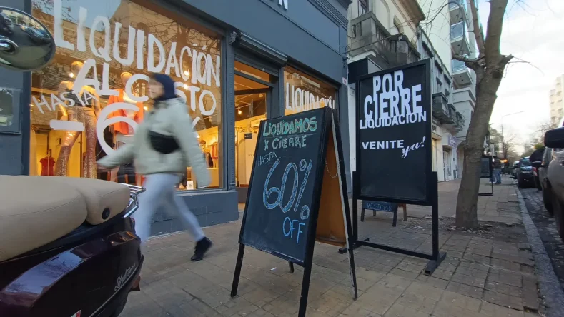 Este establecimiento de indumentaria en La Plata Soho está cerrando definitivamente debido a la crisis económica y altos costos operativos.