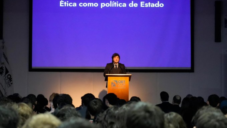 La imagen muestra al presidente de la Nación, Javier Milei, durante una charla dirigida a estudiantes secundarios en la sede de Almagro de la Escuela ORT.