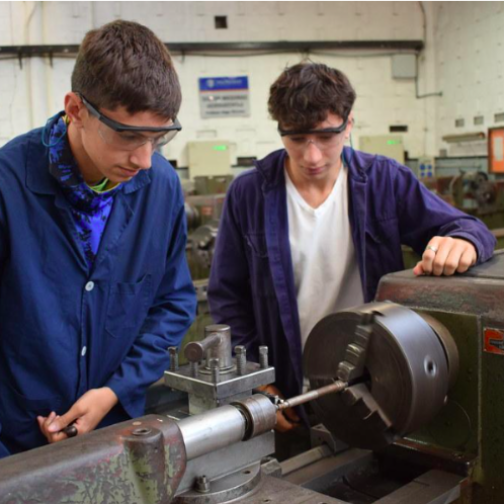 Formar para el futuro con recursos del pasado: la resistencia de la técnica frente al desfinanciamiento