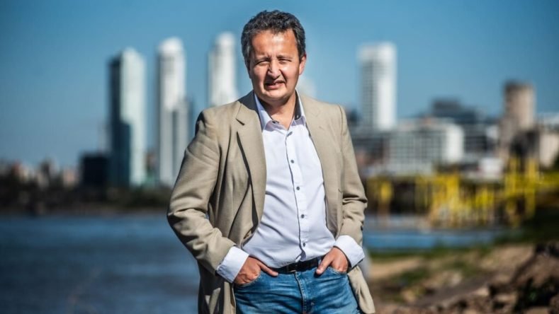 Carlos Del Frade es un periodista, investigador y político argentino, actualmente reconocido por su labor como diputado provincial en Santa Fe.