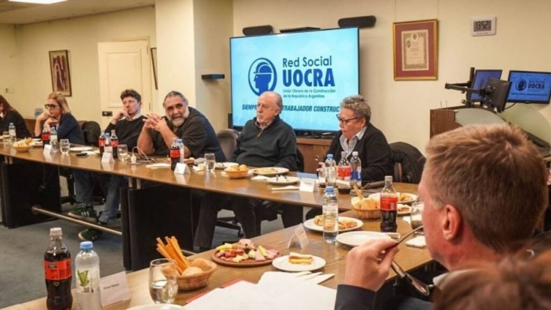 Esta imagen muestra a líderes de la CGT y las CTA reunidos en la sede de la UOCRA.
