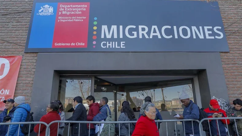 Esta imagen muestra la fachada del Servicio Nacional de Migraciones (SERMIG) en Chile, anteriormente conocido como Departamento de Extranjería y Migración.